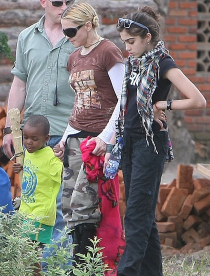 Madonna cho con nuôi gặp bố đẻ - 3