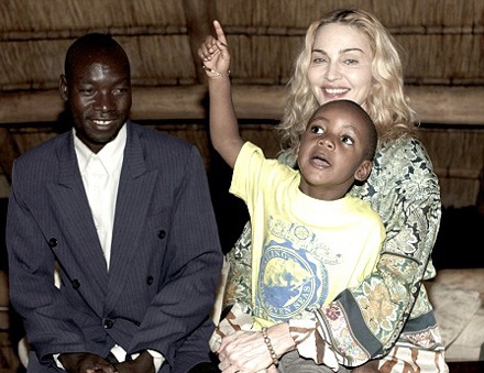 Madonna cho con nuôi gặp bố đẻ - 2