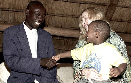 Madonna cho con nuôi gặp bố đẻ - 1