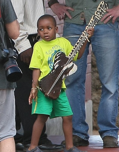 Madonna cho con nuôi gặp bố đẻ - 4