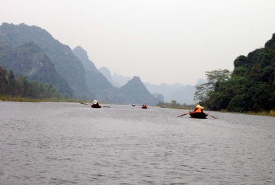 Biển nước vẫn bủa vây thắng cảnh chùa Hương  - 1