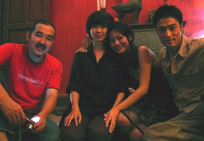 Johnny Trí Nguyễn “đương đầu” với tình yêu của ba cô gái - 3 Johnny Trí Nguyễn “đương đầu” với tình yêu của ba cô gái - 3
