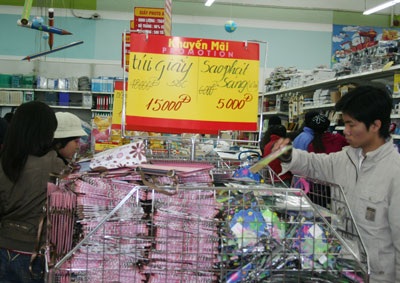 Sức mua giảm, siêu thị đẩy mạnh khuyến mãi - 1