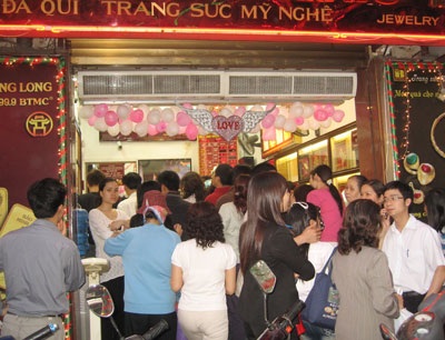 Giá vàng giảm 16.000 đồng/chỉ, USD lên 17.710 VND - 1