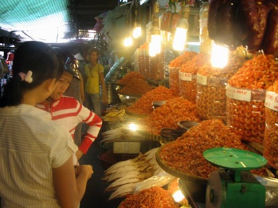 Giá cả “nghe ngóng” vì sức mua giảm - 2 Giá cả “nghe ngóng” vì sức mua giảm - 2