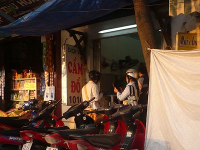 Sinh viên cầm đồ “chưng diện” Tết - 2