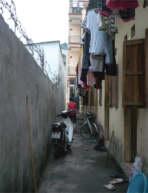 Nước mắt người phụ nữ “nấp” ở xóm trọ đồng tính - 1