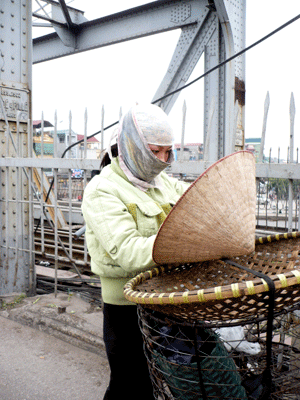 Tủi lòng thiếu nữ “chân đất” - 1