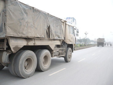 Xe cộ mùa bụi “rải thảm” - 2