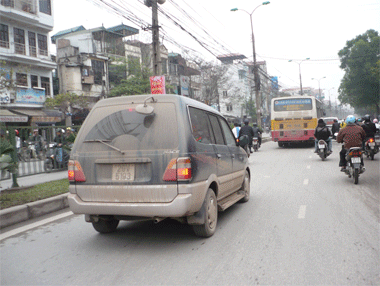 Xe cộ mùa bụi “rải thảm” - 3