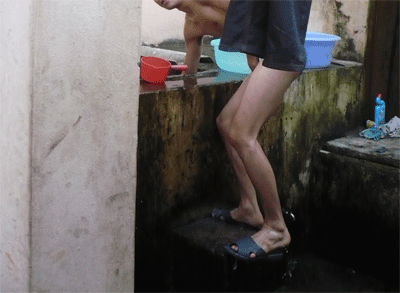 “Tắm tiên” ở xóm trọ - 2