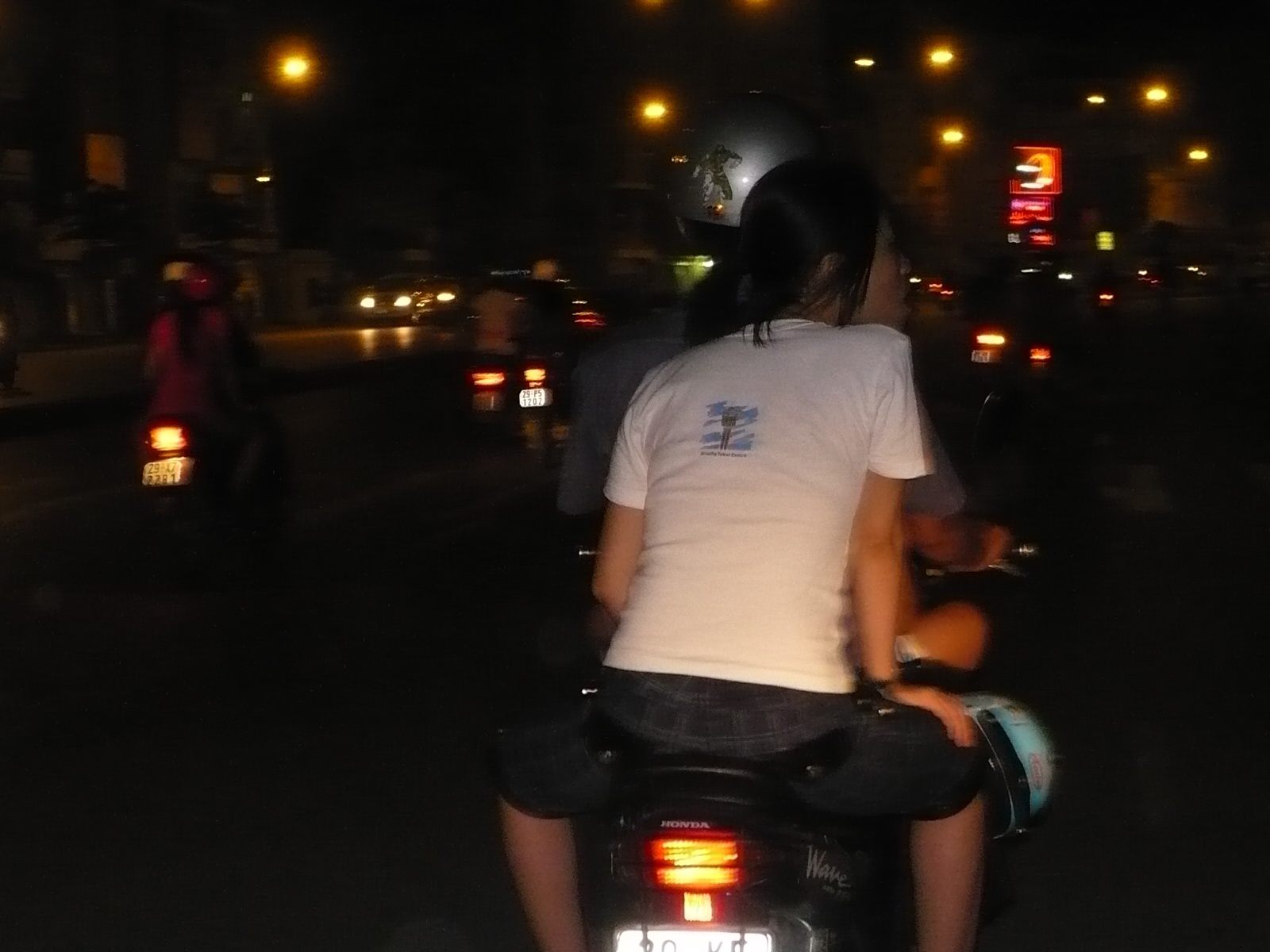 Chùm ảnh: Đầu trần “lượn” đêm Hà Nội - 5