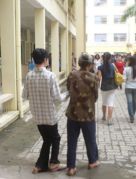 Vào đại học bằng đôi chân của mẹ - 2 Vào đại học bằng đôi chân của mẹ - 2