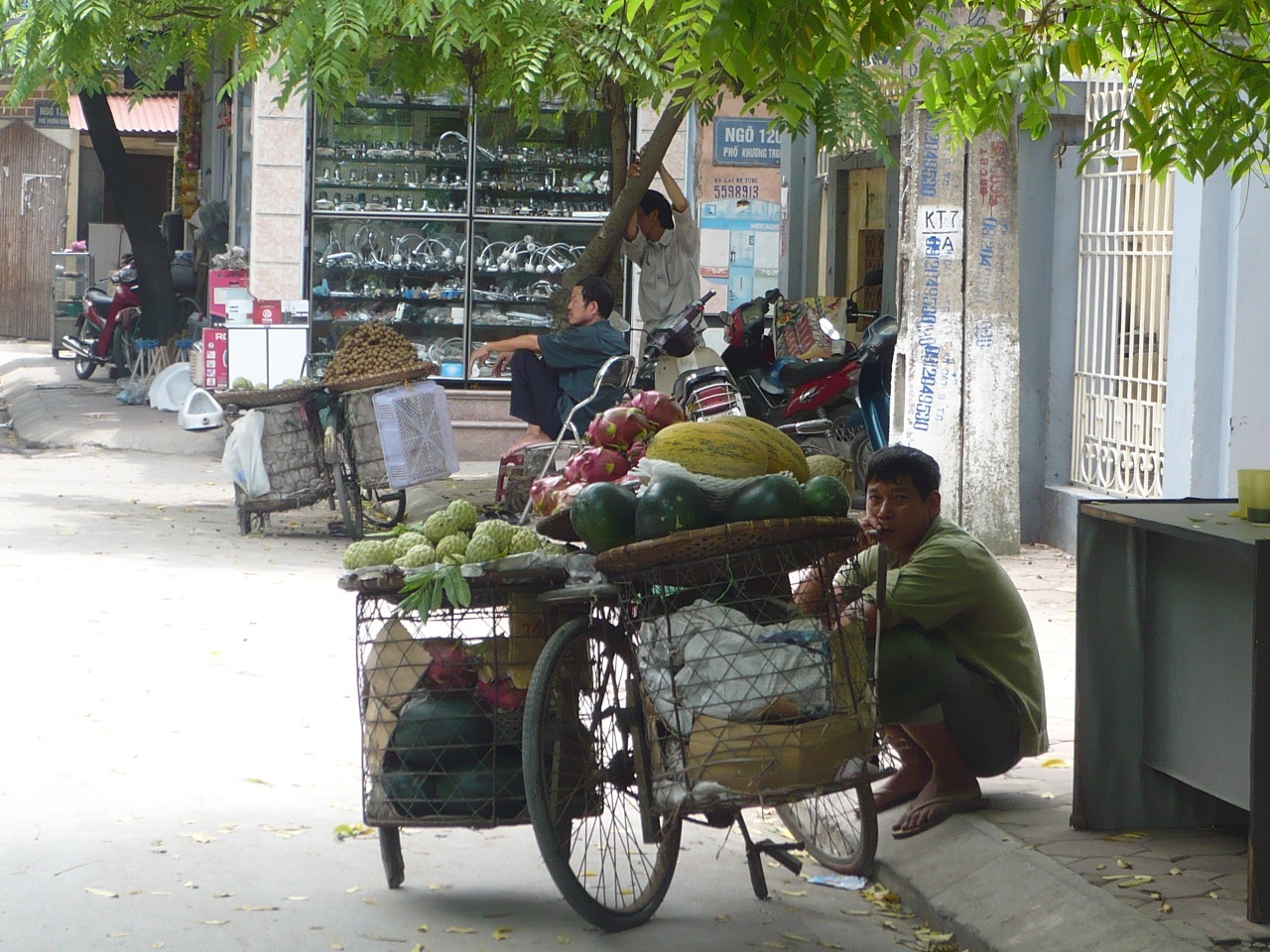 Hàng rong “ăn gian” giờ nghỉ trưa - 2
