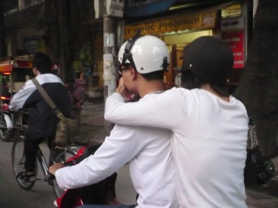 Trời nắng, Hà Nội “ngợp” trong bụi - 4 Trời nắng, Hà Nội “ngợp” trong bụi - 4