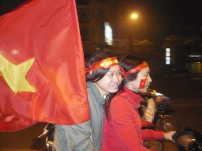 Sinh viên “xuống đường” cổ vũ cho… cổ động viên - 2