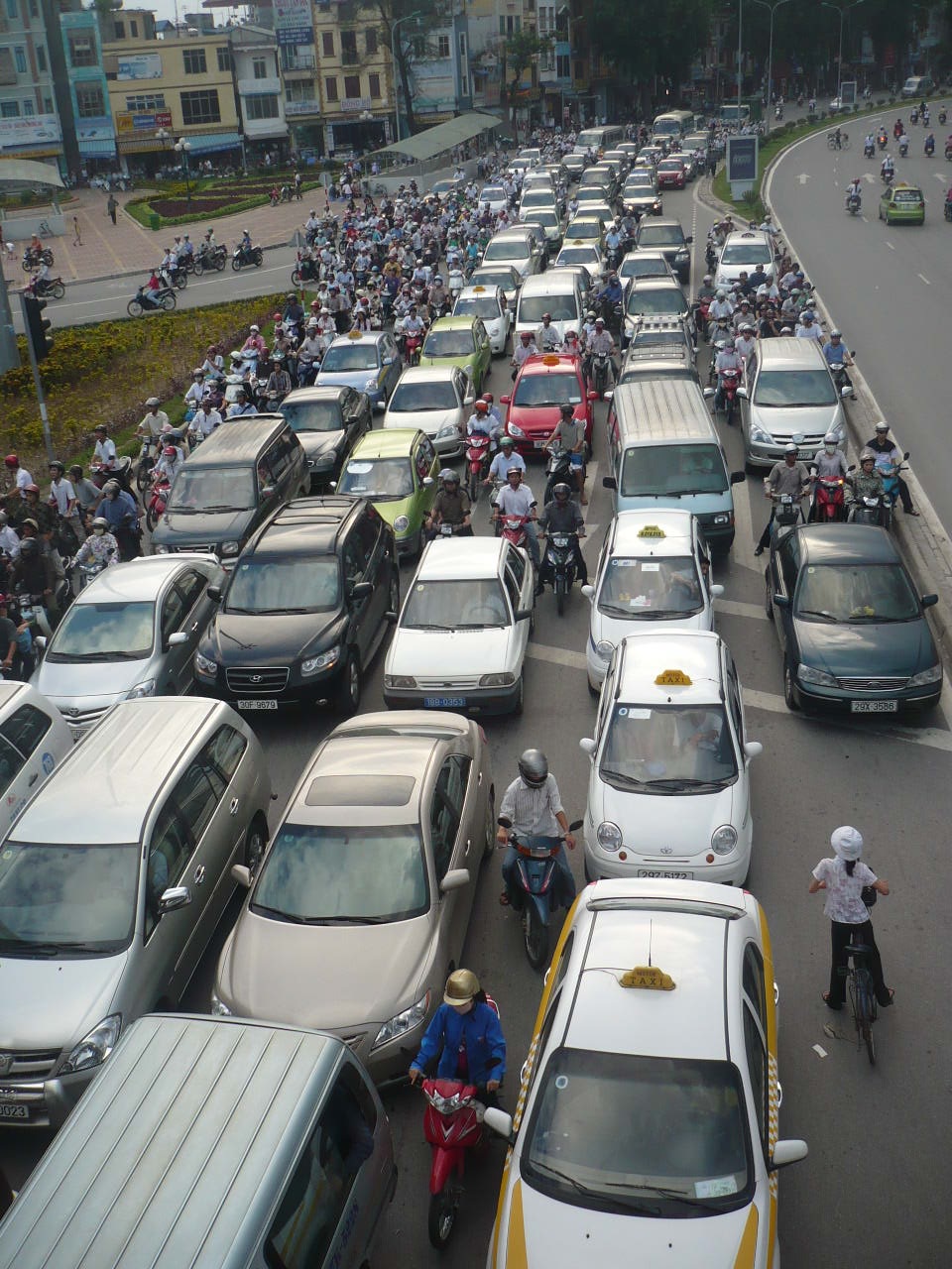 Ngã Tư Sở "nghẹn ngào" vì mất điện  - 2