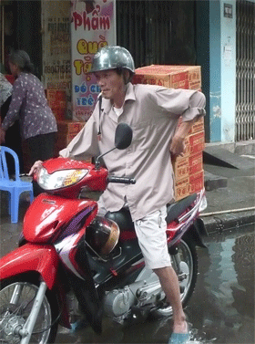 Người dân Hà Nội “lên dây cót” đón trận lũ mới - 3