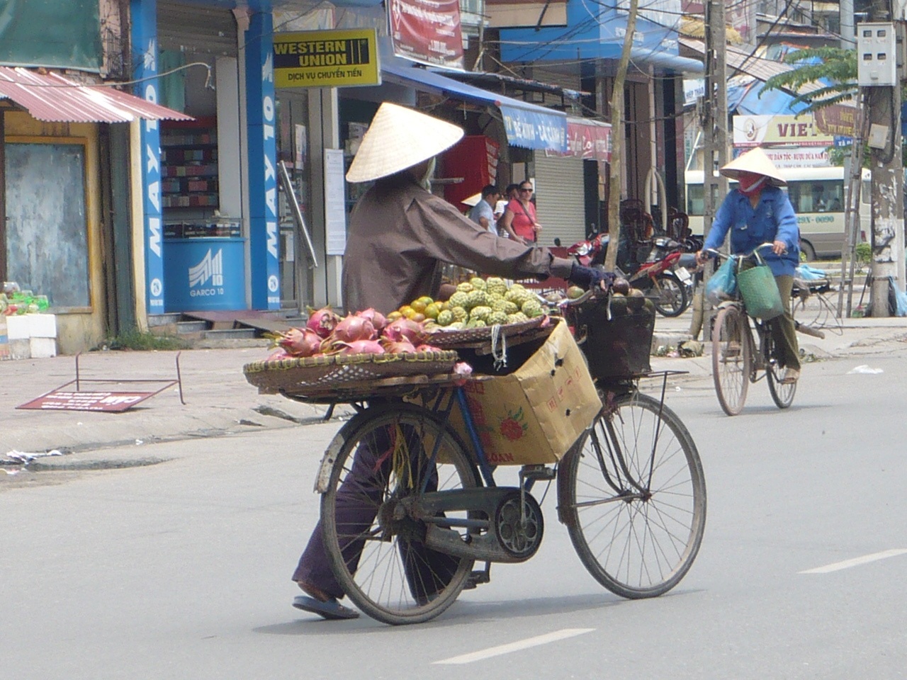 Hàng rong “ăn gian” giờ nghỉ trưa - 1