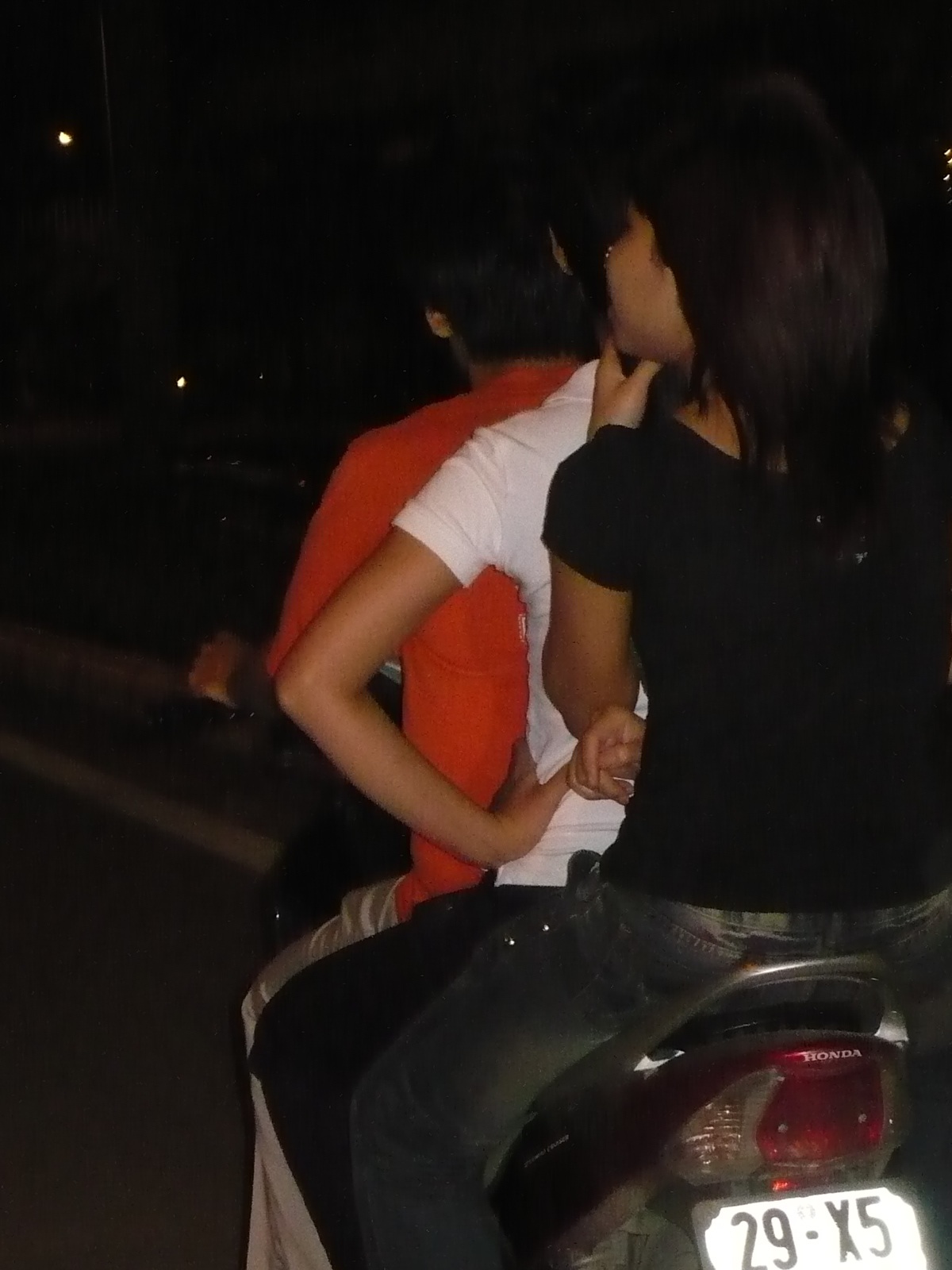 Chùm ảnh: Đầu trần “lượn” đêm Hà Nội - 12