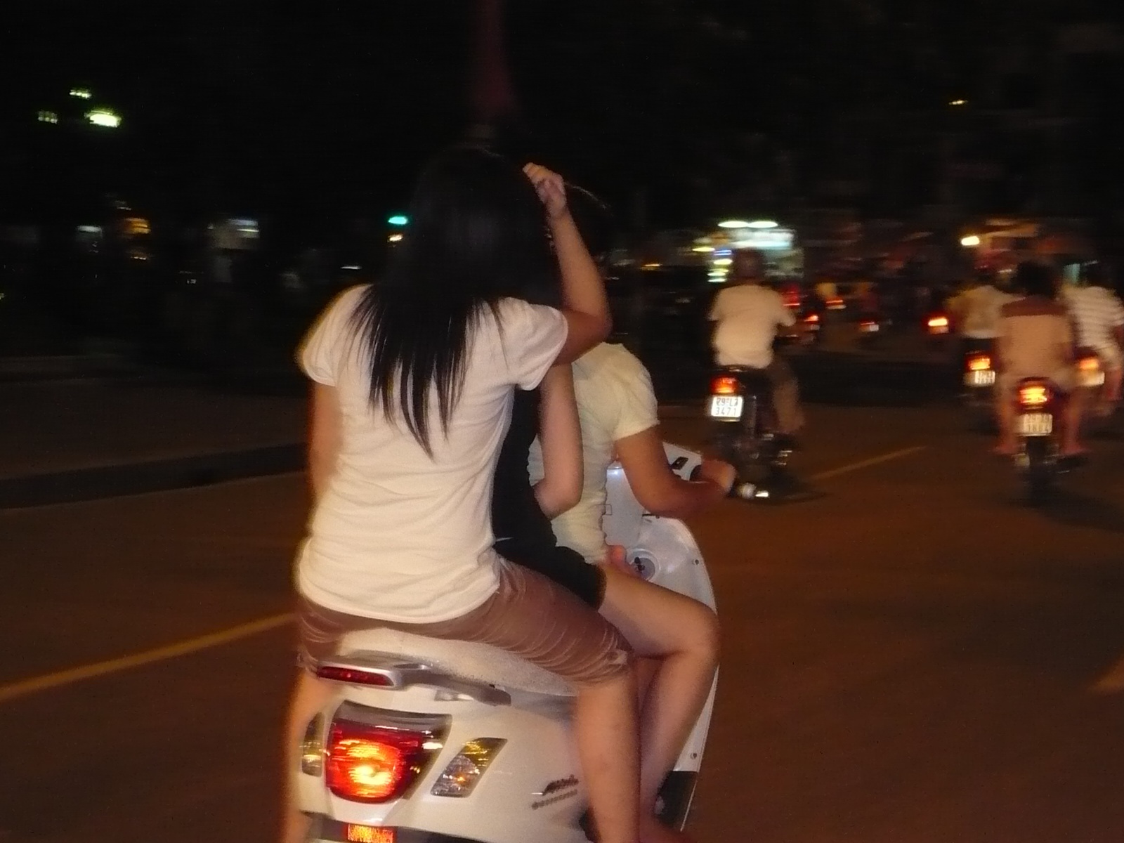 Chùm ảnh: Đầu trần “lượn” đêm Hà Nội - 13