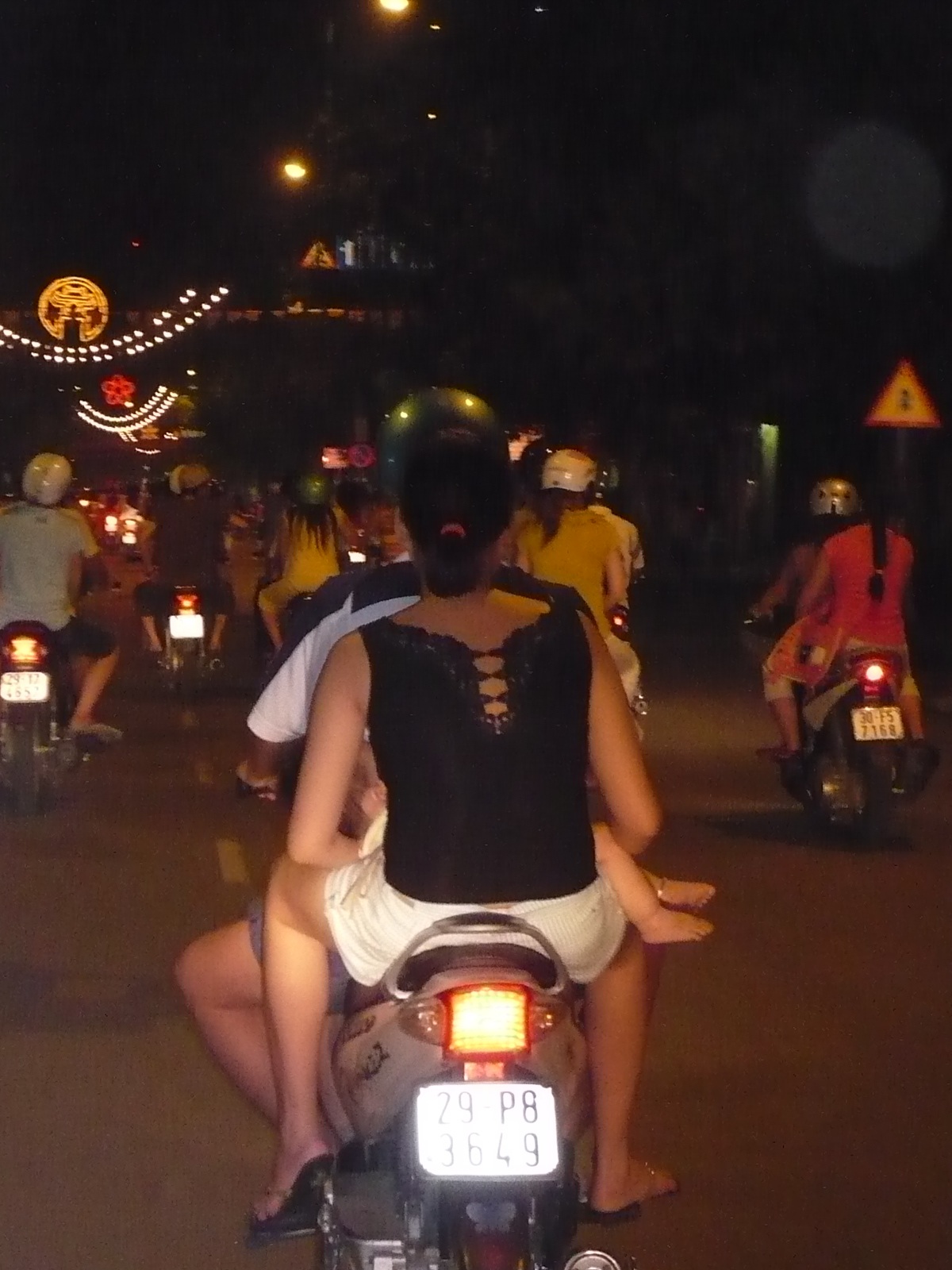 Chùm ảnh: Đầu trần “lượn” đêm Hà Nội - 1