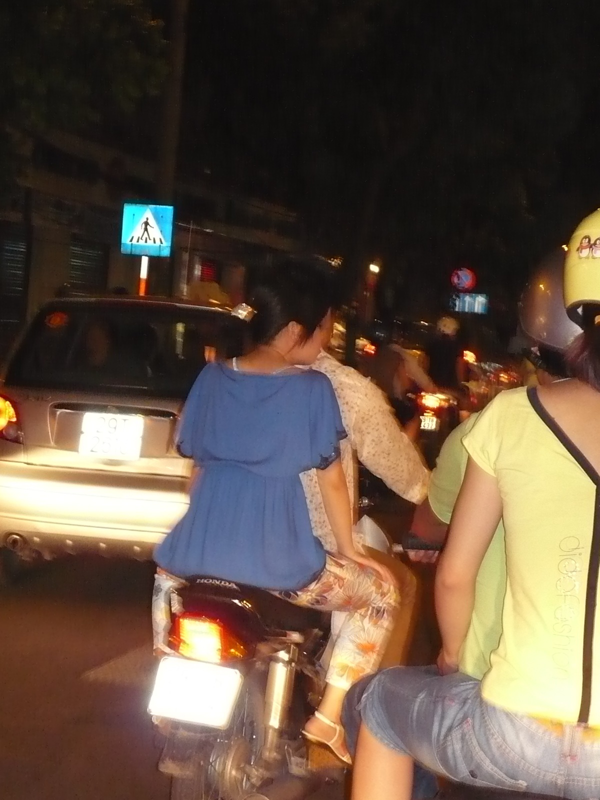 Chùm ảnh: Đầu trần “lượn” đêm Hà Nội - 14