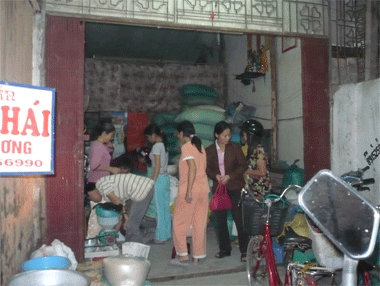 Người dân Hà Nội “lên dây cót” đón trận lũ mới - 5