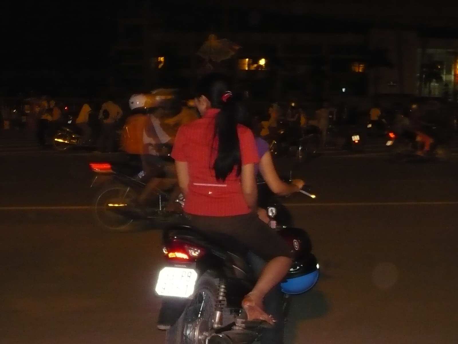 Chùm ảnh: Đầu trần “lượn” đêm Hà Nội - 15