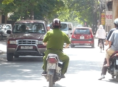 Công an đội mũ bảo hiểm... không cài quai - 1 Công an đội mũ bảo hiểm... không cài quai - 1