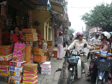 Người dân Hà Nội “lên dây cót” đón trận lũ mới - 1
