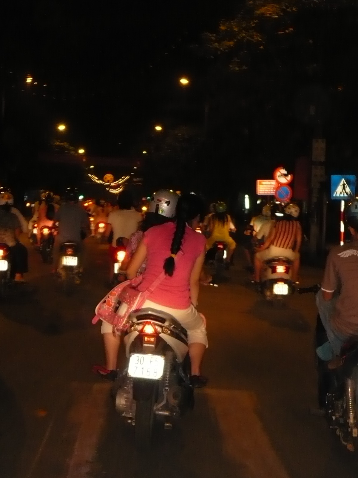 Chùm ảnh: Đầu trần “lượn” đêm Hà Nội - 16