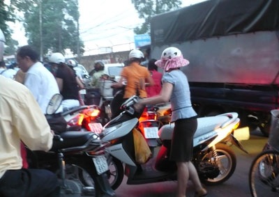 Hà Nội: Nghẽn đường kéo dài trên diện rộng - 2 Hà Nội: Nghẽn đường kéo dài trên diện rộng - 2