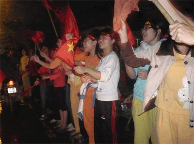 Sinh viên “xuống đường” cổ vũ cho… cổ động viên - 1