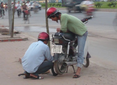 Nạn “chọc lốp” tại bến xe Mỹ Đình - 1 Nạn “chọc lốp” tại bến xe Mỹ Đình - 1