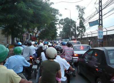 Hà Nội: Nghẽn đường kéo dài trên diện rộng - 1 Hà Nội: Nghẽn đường kéo dài trên diện rộng - 1
