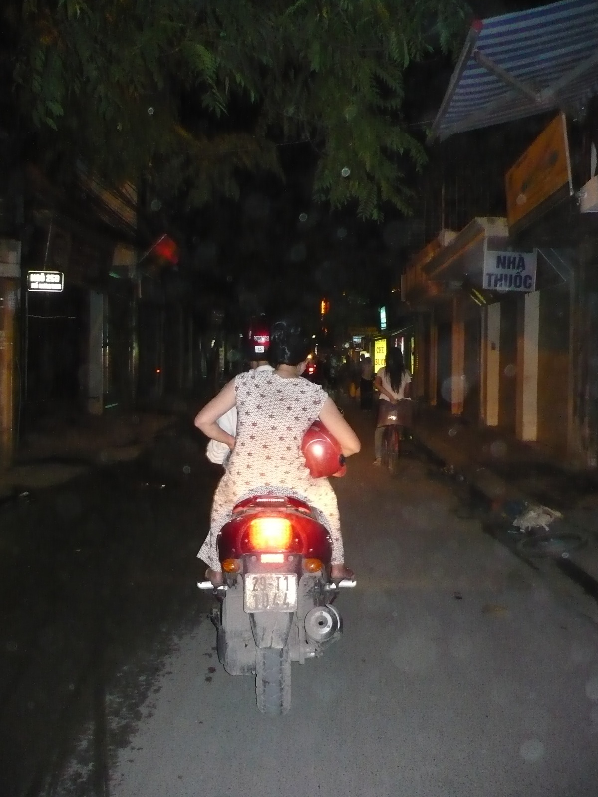 Chùm ảnh: Đầu trần “lượn” đêm Hà Nội - 11