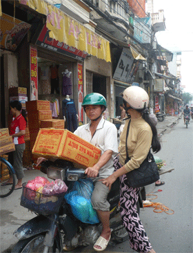 Người dân Hà Nội “lên dây cót” đón trận lũ mới - 4