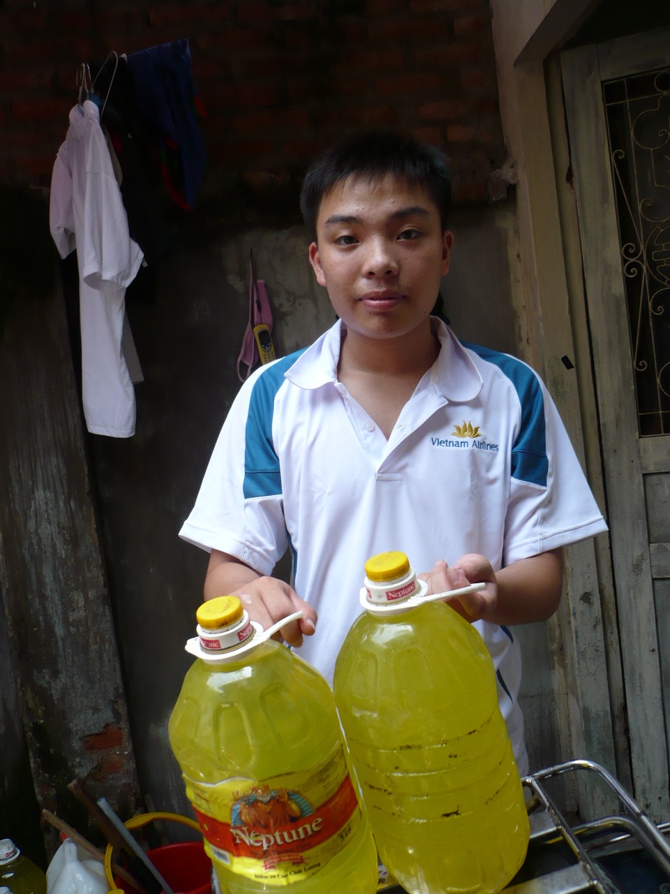 Thủ khoa từ gánh dầu rửa bát của bố - 1