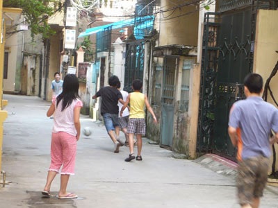 “Mẹ ơi, đừng nhốt con!” - 1 Thiếu chỗ vui chơi an toàn cho trẻ, nhiều gia đình chấp nhận cảnh nhốt con. (Ảnh: HN)