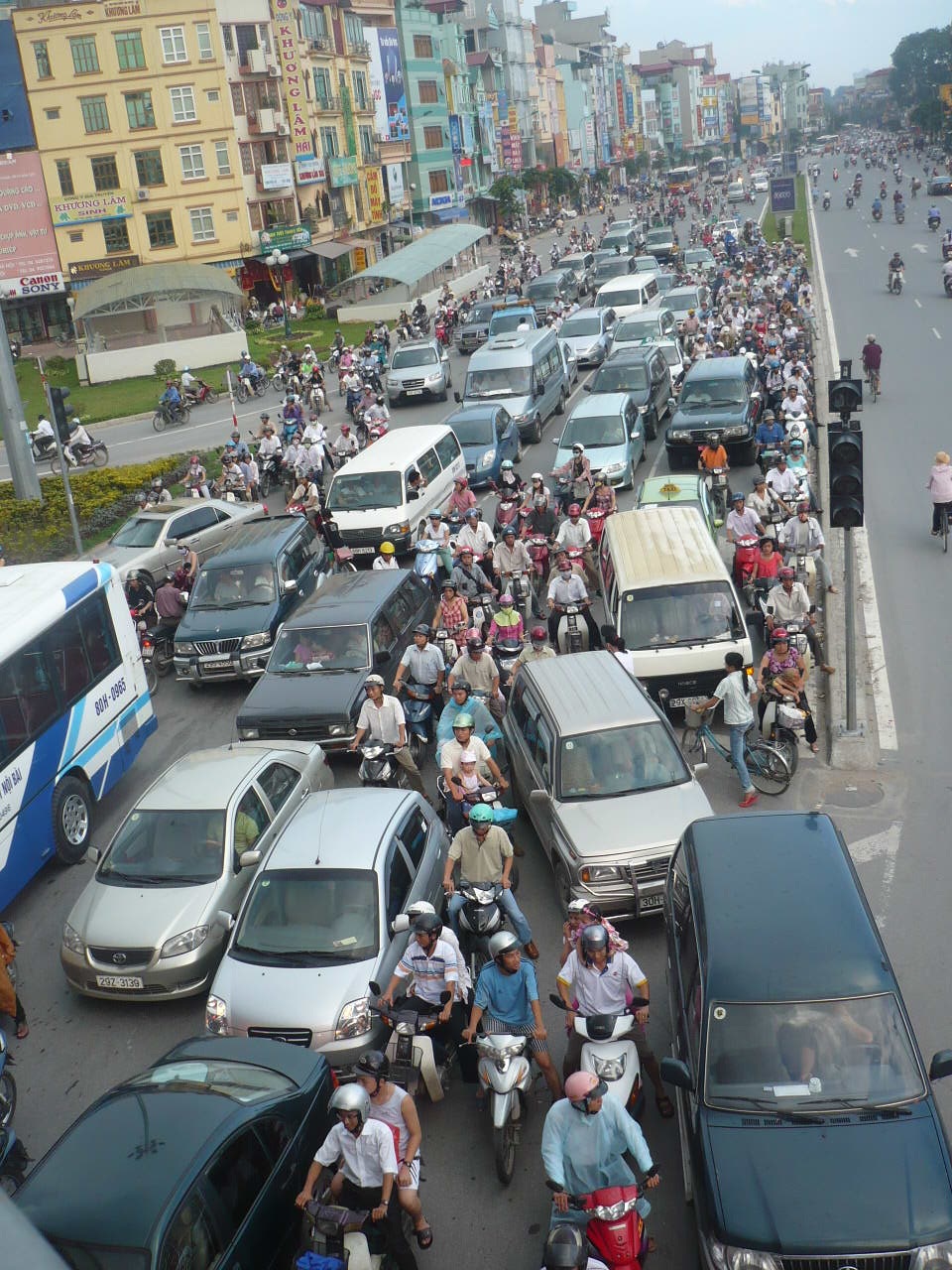 Ngã Tư Sở "nghẹn ngào" vì mất điện  - 1