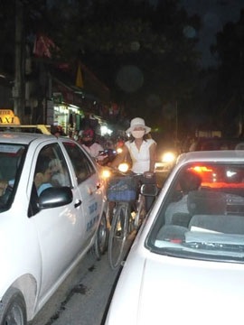 Hà Nội: Nghẽn đường kéo dài trên diện rộng - 4 Hà Nội: Nghẽn đường kéo dài trên diện rộng - 4