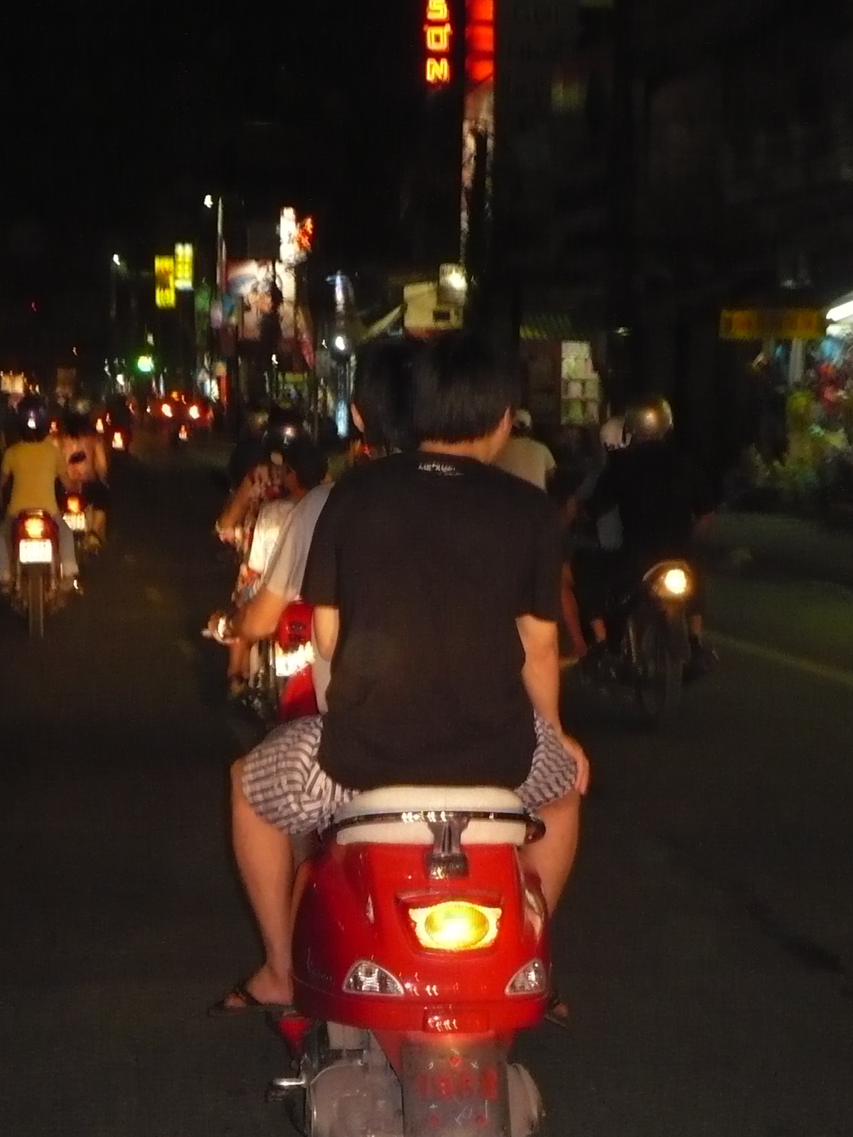 Chùm ảnh: Đầu trần “lượn” đêm Hà Nội - 10