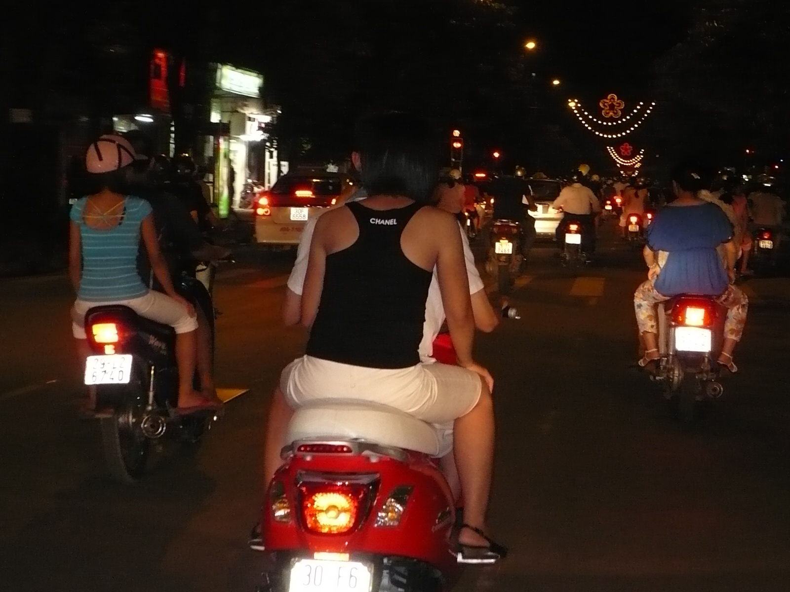 Chùm ảnh: Đầu trần “lượn” đêm Hà Nội - 7