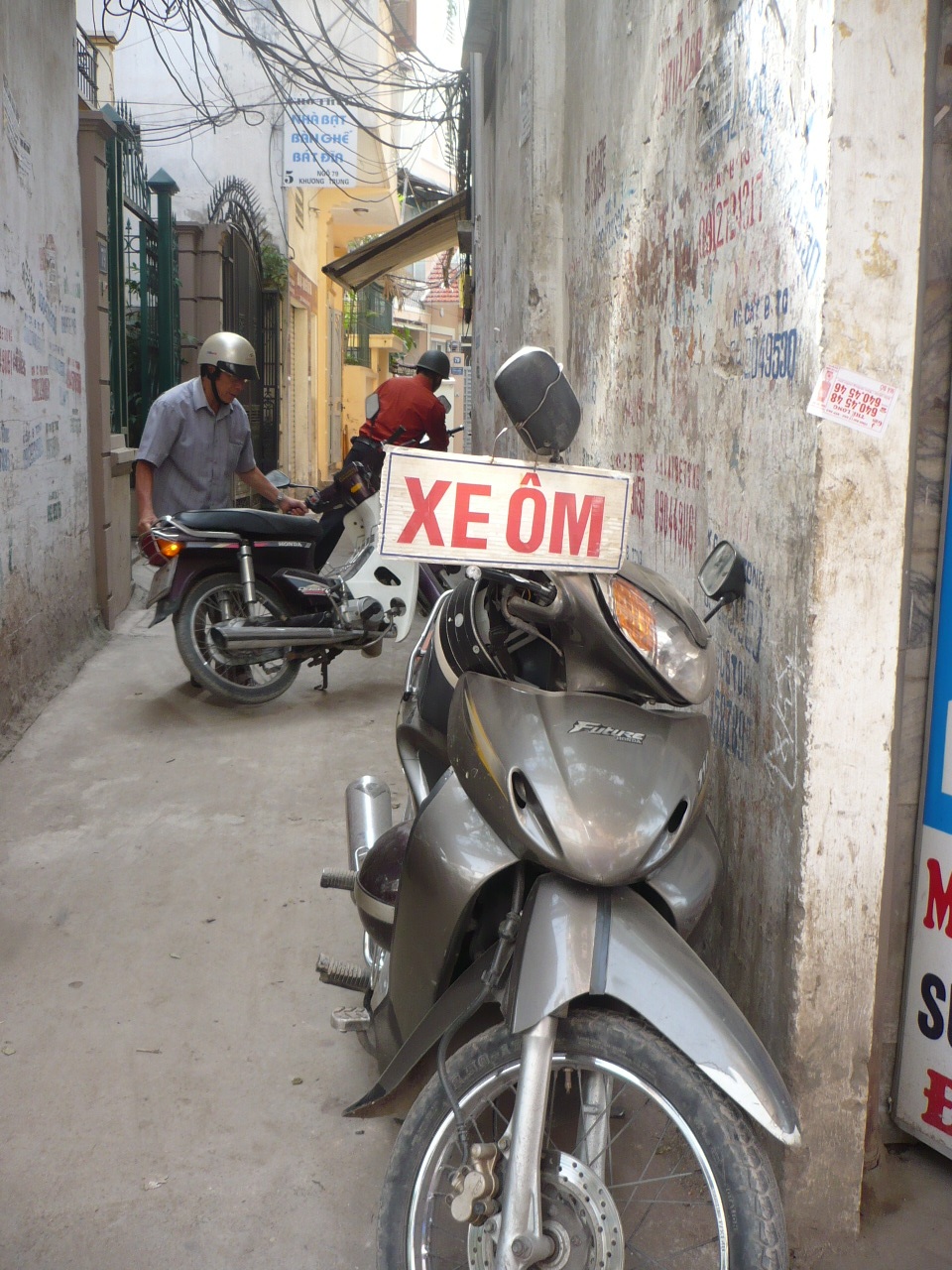 Ngõ ngách “chết khổ” vì xe máy - 1