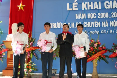 Chủ tịch nước dự khai giảng năm học mới - 1