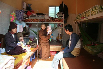 Quỹ Nhân ái đem "lộc xuân" đến những địa chỉ đỏ - 1 Quỹ Nhân ái đem "lộc xuân" đến những địa chỉ đỏ - 1