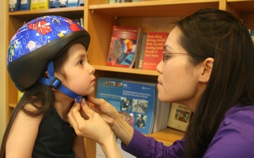 Hãy đội MBH cho trẻ khi tham gia giao thông - 1 Hãy đội MBH cho trẻ khi tham gia giao thông - 1