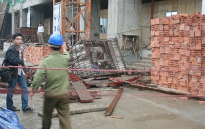 Sập giàn giáo, 2 công nhân chết và bị thương - 3 Sập giàn giáo, 2 công nhân chết và bị thương - 3