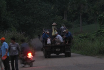 Những người Mường “cưỡi” ô tô lên nương - 1 Những người Mường “cưỡi” ô tô lên nương - 1